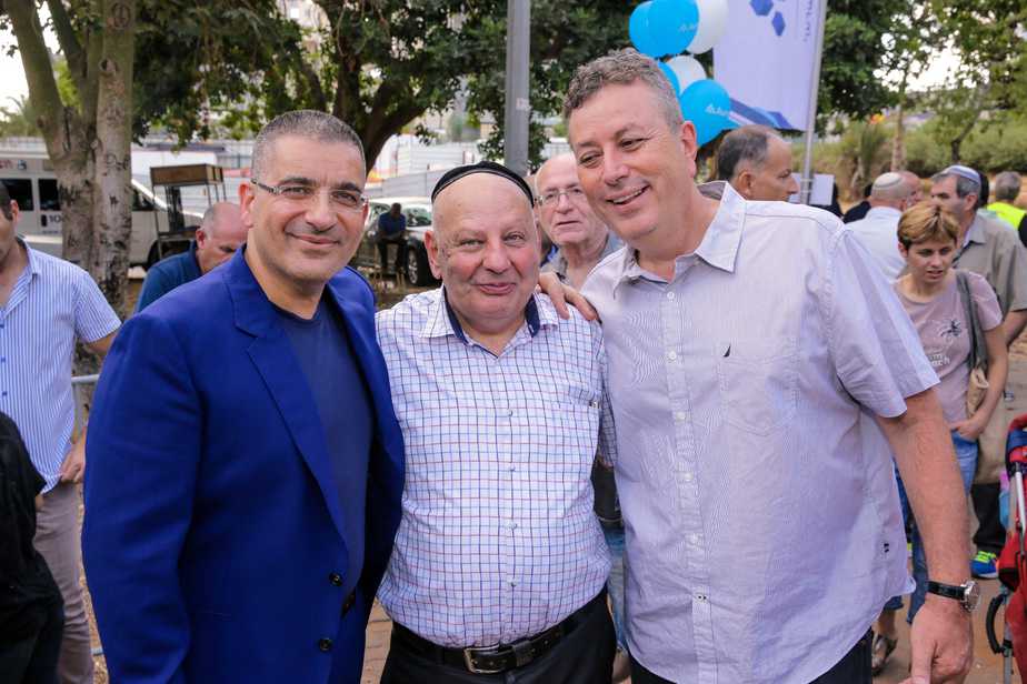 בתמונה, מימין לשמאל: ישראל גל, ראש עיריית קרית אונו; אהרון דרזי, יו"ר ועד השכונה ויעקב אטרקצ'י, בעלי ומנכ"ל אאורה. צילום: דורון לביא